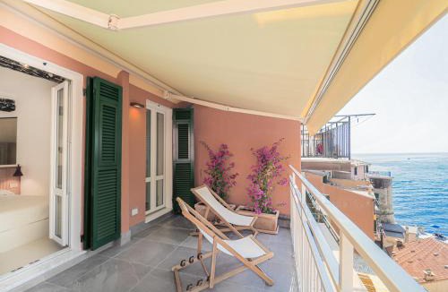 Manarola Apartment | Dreamers Sea View - White and Green