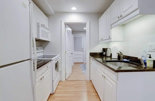 U Street Corridor House | Dupont: Pet-friendly+Metro+42"Roku+Desk+FAST Wi-Fi