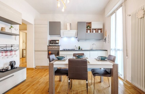 San Donato-San Vitale Apartment | Eco-friendly stay in the heart of the city - DiffeRent Home