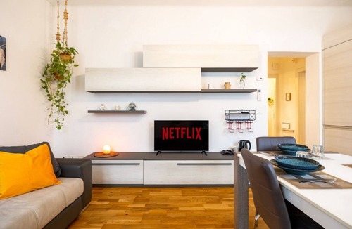 San Donato-San Vitale Apartment | Eco-friendly stay in the heart of the city - DiffeRent Home