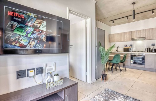 Greater Johannesburg Metropolitan Area Apartment | Elegant 2-Bedroom Apartment in Joburg's Waverley Suburb