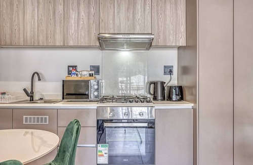 Greater Johannesburg Metropolitan Area Apartment | Elegant 2-Bedroom Apartment in Joburg's Waverley Suburb