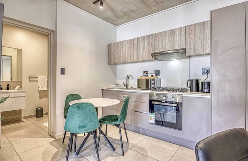 Greater Johannesburg Metropolitan Area Apartment | Elegant 2-Bedroom Apartment in Joburg's Waverley Suburb