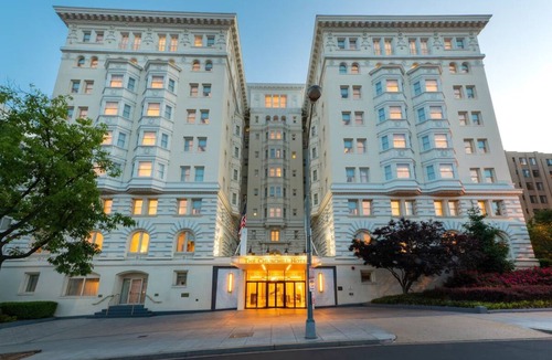 Kalorama Heights Hotel | Elegant Family Getaway! 2 Luxurious Units Near Historical Sites! Gym & Parking