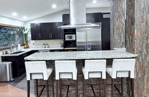 Woodland Hills House | Elegant Family Retreat 5BR&3BA in Serene Oasis