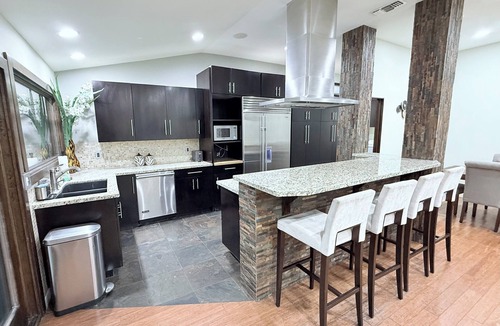 Woodland Hills House | Elegant Family Retreat 5BR&3BA in Serene Oasis