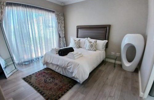 Kraaifontein House | Elegant & Modern Home near Cape Winelands