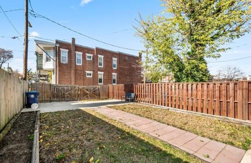 Downtown Baltimore House | Elegant Reservoir Hill home with parking sleeps 8