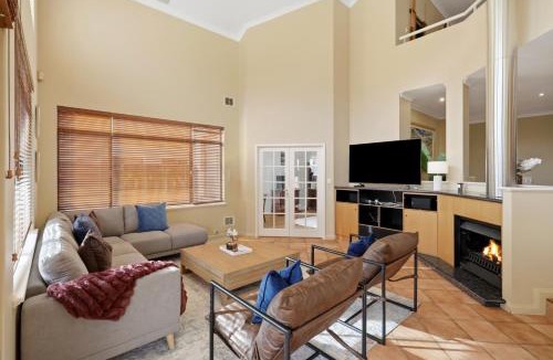 Applecross House | Elegant Riverfront 5BR Family Retreat with Pool