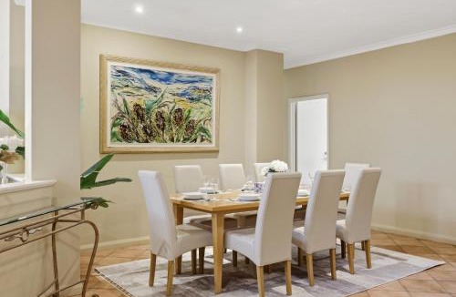 Applecross House | Elegant Riverfront 5BR Family Retreat with Pool