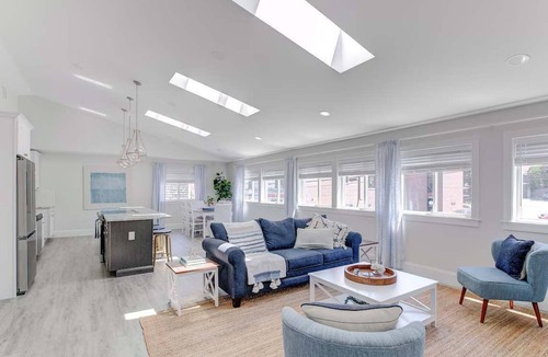 Yachting Village Apartment | Elegant Thames St. Loft w/View of Town and Harbor