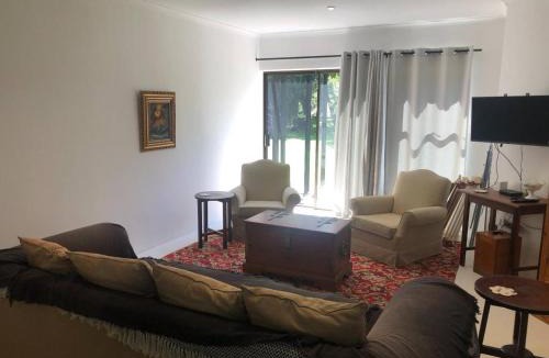 Die Boord Apartment | Elegant two-bedroom apartment on the banks of the Eerste River in Stellenbosch