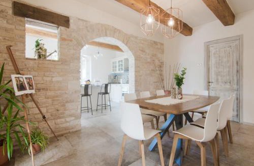 Acqualagna Villa | Elegant Villa with Garden