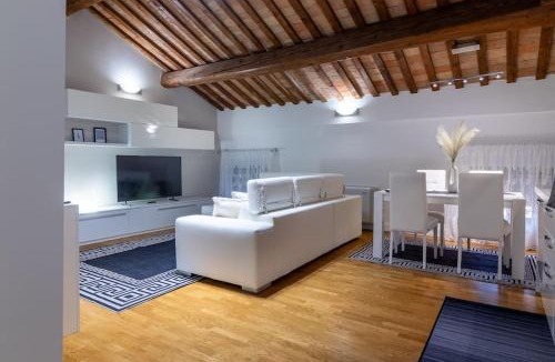 Ferrara Historic Centre Apartment | [Eleganza fronte Castello Estense]