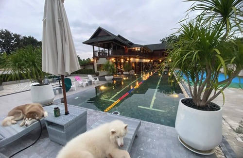 Phra Yun Villa | Elephant House and Pool Villas #5 1bedroom queen size bed villa with fan & bath