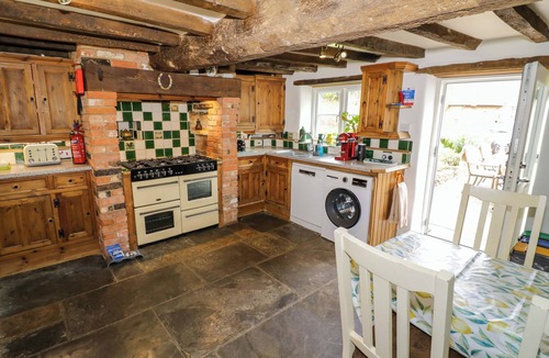 Quedgeley Cottage | ELMHURST COTTAGE, pet friendly, with open fire in Chipping Campden