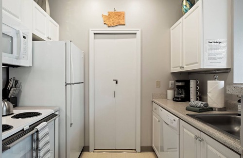 Belltown Condo | Enchanting Condo in Heart of Seattle w/Parking!