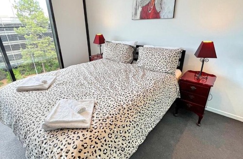 Reid Apartment | Enchanting in Red - 1bd 1bth 1csp