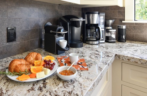 Napa Condo | Enjoy a glass of wine & watch Napas stunning sunsets from sofa on huge deck! 3ba