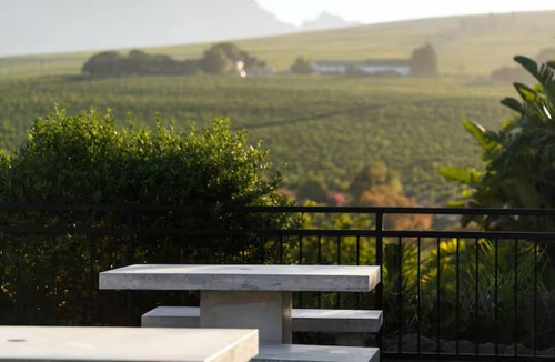 Stellenbosch Apartment | Enjoy magical views from the pool-side a few minutes from the heart of Stellies!