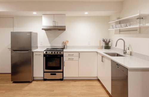 Dollarton House | Enjoy the mountains and the ocean from this clean and cozy Deep Cove Suite