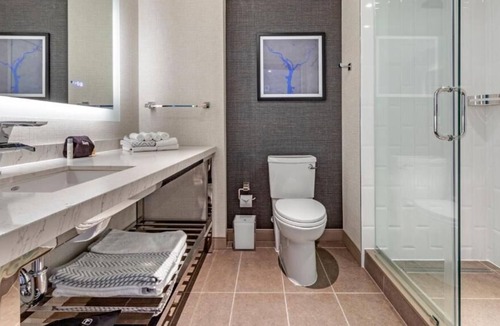 Buzzard Point House | Enjoy the Rooftop Lounge w/City Views! 3 Great Units Minutes to Audi Field