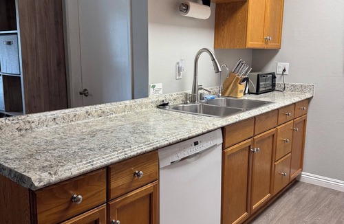Thousand Oaks House | Entire guest suite in Newbury Park, California Sleeps 6