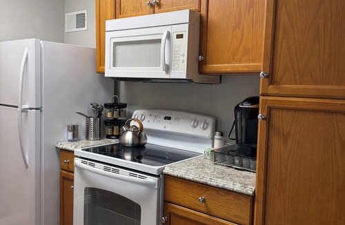 Thousand Oaks House | Entire guest suite in Newbury Park, California Sleeps 6
