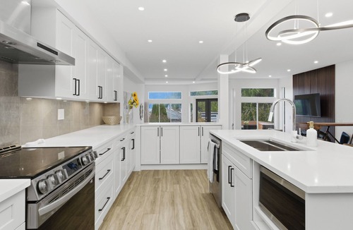 Horseshoe Bay House | Entire home near water, shops and park in West Van