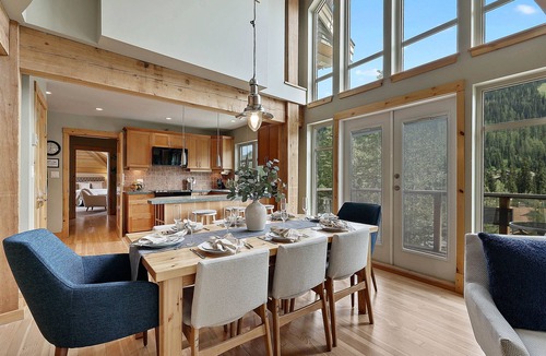 Sun Peaks House | Entire house, Close to ski lifts and ALL amenities, fully equipped