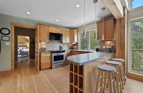 Sun Peaks House | Entire house, Close to ski lifts and ALL amenities, fully equipped