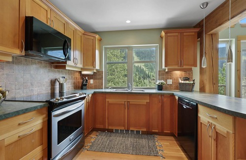Sun Peaks House | Entire house, Close to ski lifts and ALL amenities, fully equipped