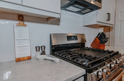 Old Irving Park House | Entire House Sleeps 16 Close to Downtown