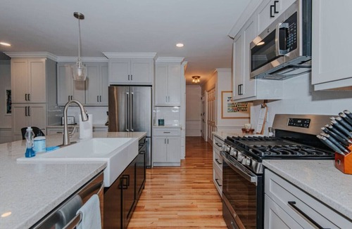 Old Irving Park House | Entire House Sleeps 16 Close to Downtown