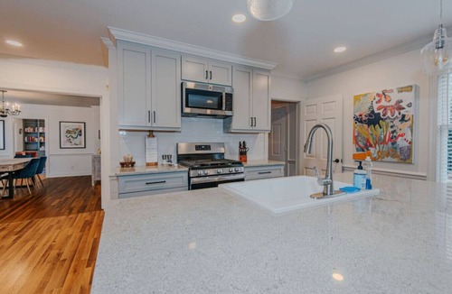 Old Irving Park House | Entire House Sleeps 16 Close to Downtown