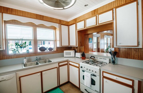 Man O War Cay House | Escape to Jana Cabana and Dock your Boat!
