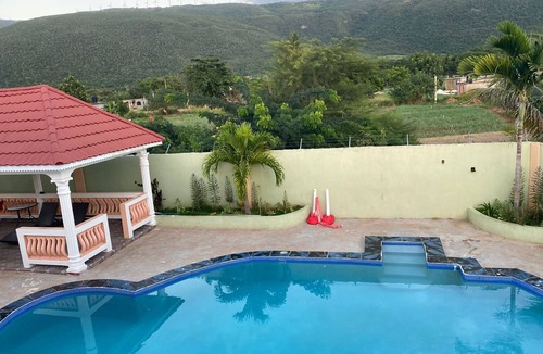 Porus House | Eve's Rockaway Villa is a beautiful home with 360 degrees views of nature that includes the tranquil Rose Hill and the unique Rocky Hill Trails.
