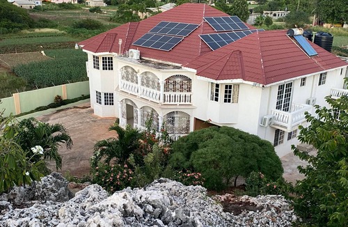 Porus House | Eve's Rockaway Villa is a beautiful home with 360 degrees views of nature that includes the tranquil Rose Hill and the unique Rocky Hill Trails.