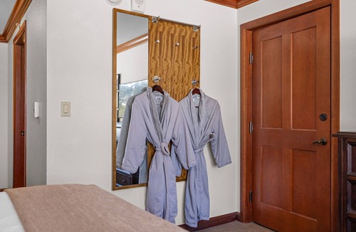 Olympic Valley Resort | Everline Resort & Spa Deluxe Valley View 2 Queens