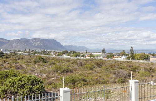 Westcliff Villa | Executive 3-bedroom villa with AC, pool and braai room in lovely Hermanus