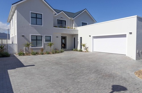 Westcliff Villa | Executive 3-bedroom villa with AC, pool and braai room in lovely Hermanus