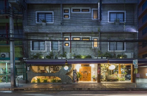 Yan Nawa House | Executive Elegance | Luxe Suite for Travelers