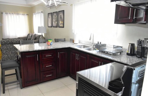 Ocho Rios House | Experience Luxury/PS5/Wifi/65`TV/Cozy Bed/5min twn