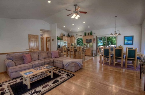 Pioneer Trail Cabin | Exquisite Luxury Family Cabin with Pool Table, Hot Tub, and Wii Games in South Lake Tahoe, California