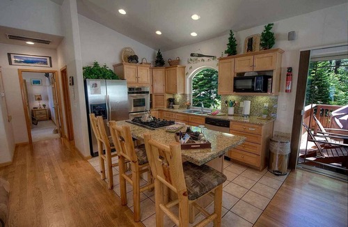 Pioneer Trail Cabin | Exquisite Luxury Family Cabin with Pool Table, Hot Tub, and Wii Games in South Lake Tahoe, California