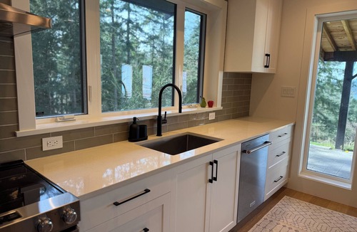 Bowen Island House | Eyrie house on Bowen Island. Oceanview and sunsets .Pet friendly