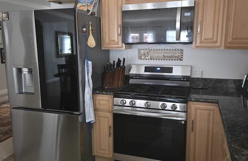 Canoga Park House | Fabulous private room with private shower AC in vibrant Los Angeles neighborhood