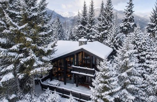 Blueberry Hill House | Falcon | Elegant Chalet | Hot tub | Prime Location