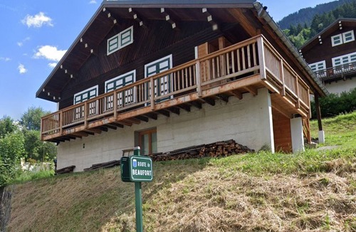 Areches Ski Chalet | Family Chalet for 8/9, 5 mins to Village Center, Mountain Views, WiFi