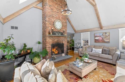Barnstable House | Family Escape Luxury Retreat with Heated Pool&Firepit